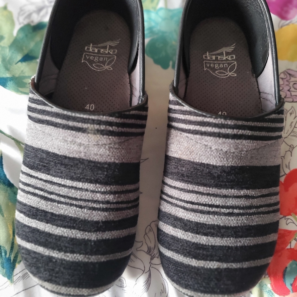 Dansko Vegan Size 40 ~ Black/Grey. So comfortable 😌